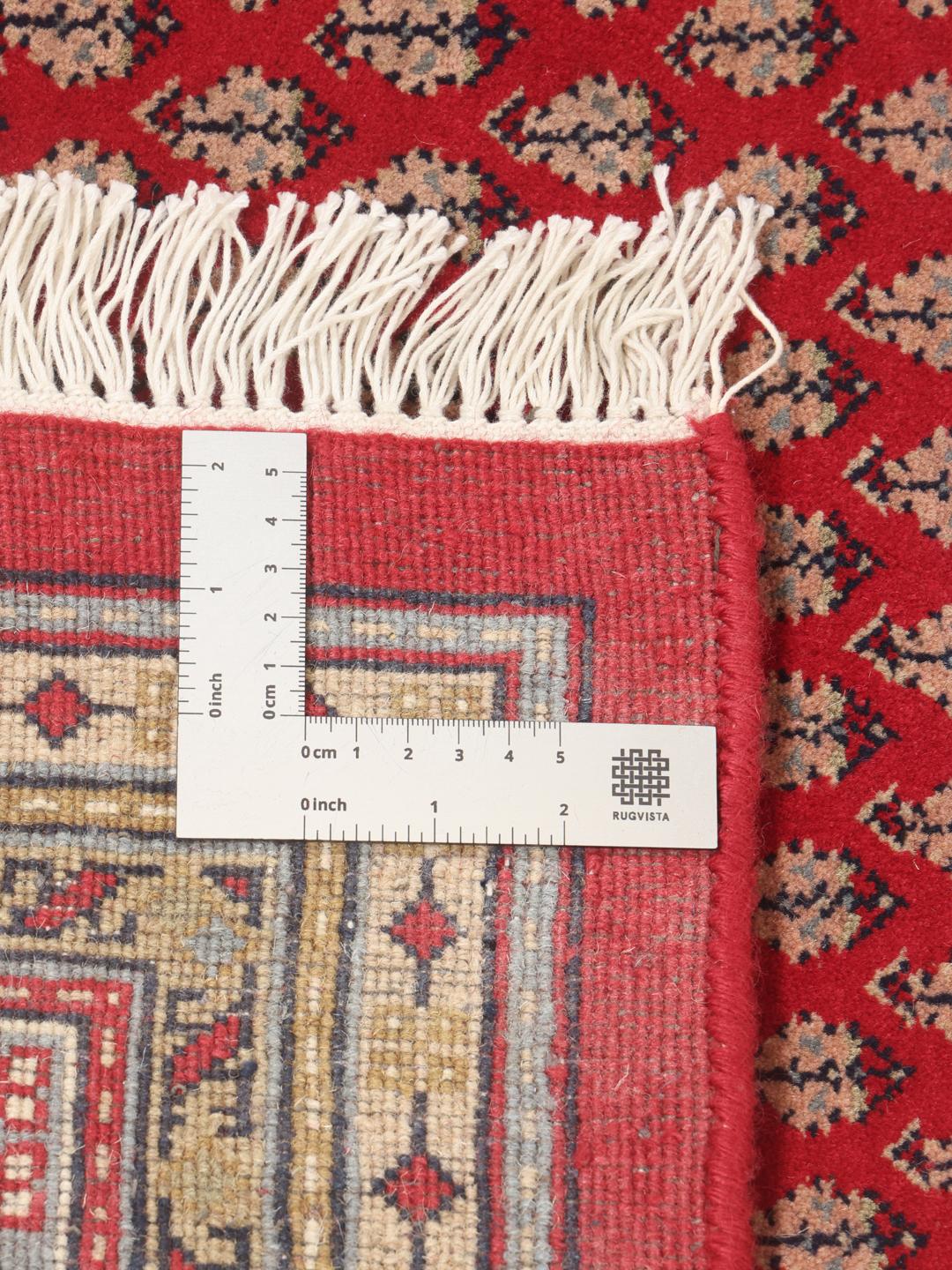 Tapis noué à la main Mir Indo originaire d'Inde en rouge profond avec des motifs répétitifs traditionnels