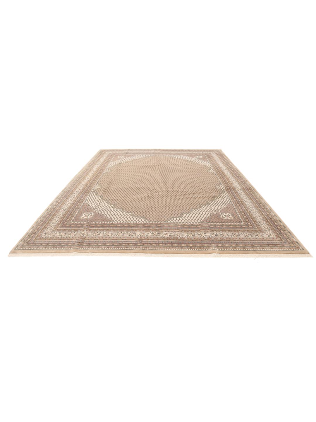 Et stort rektangulært håndknyttet Mir Indo-tæppe fra Indien i beige toner.