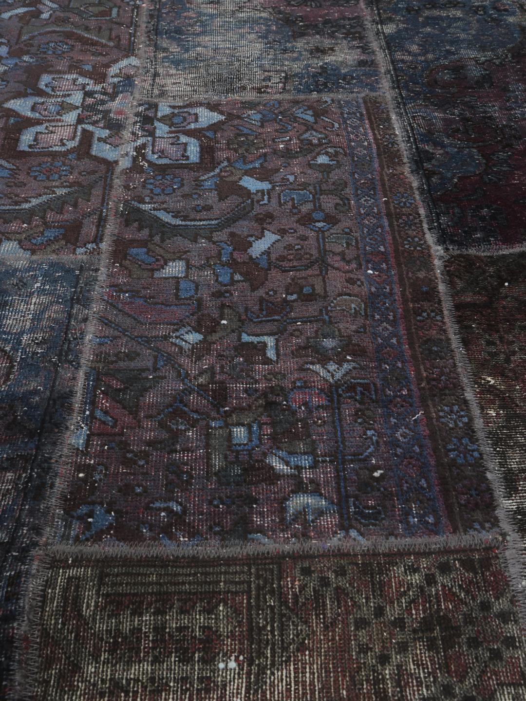Kvadratisk håndlavet patchwork-tæppe med indviklede mønstre i mørkeblå og sort fra Mellemøsten.