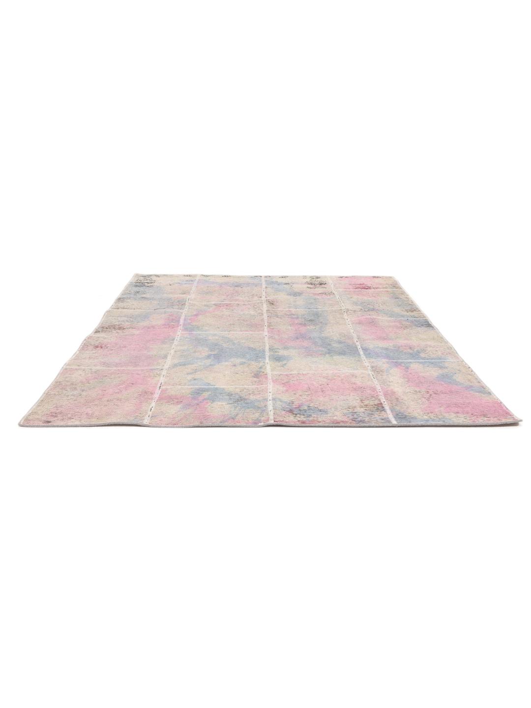 Un tapis patchwork multicolore avec des segments noués à la main dans différentes nuances