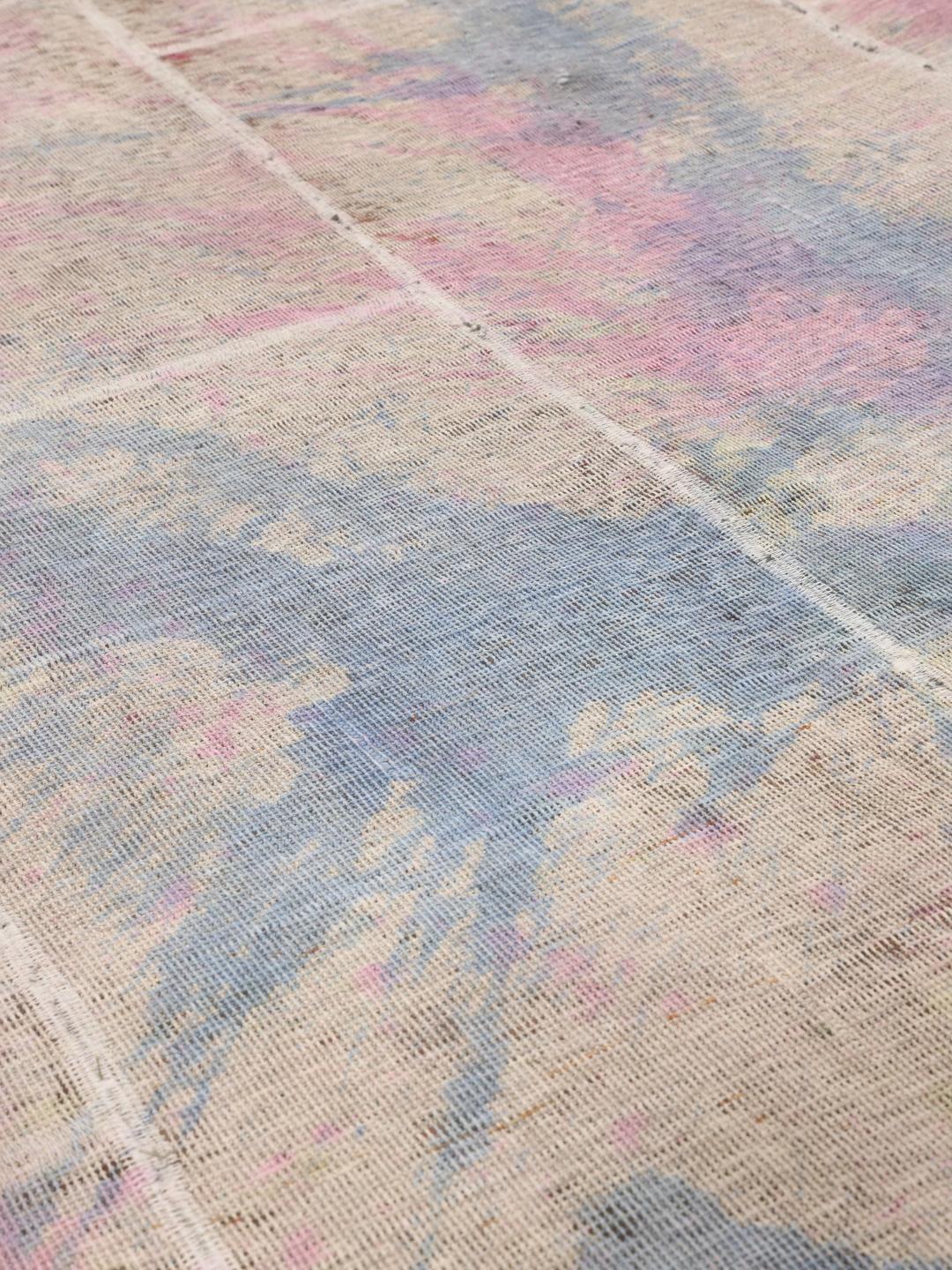 Un tapis patchwork multicolore avec des segments noués à la main dans différentes nuances