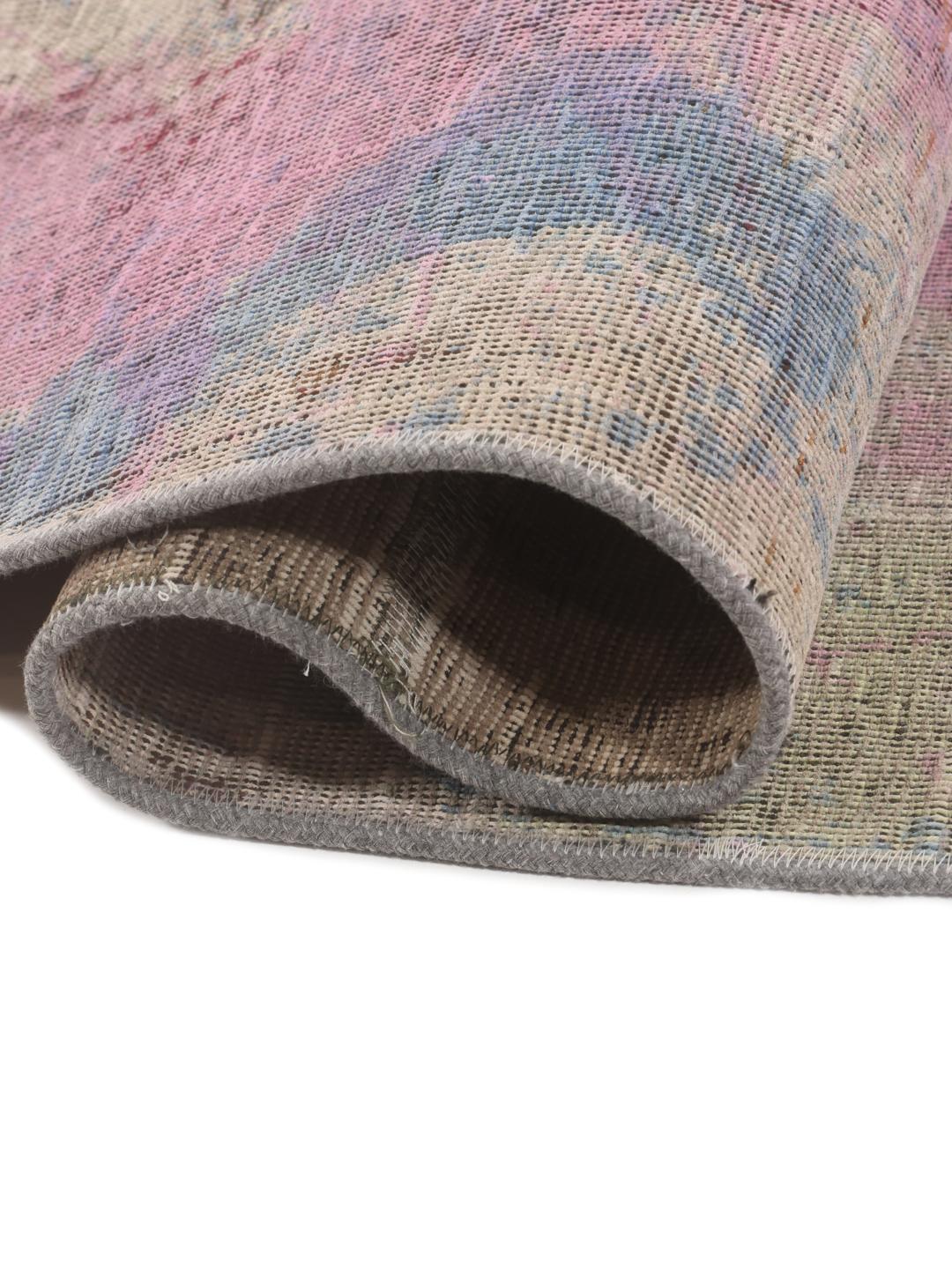 Un tapis patchwork multicolore avec des segments noués à la main dans différentes nuances
