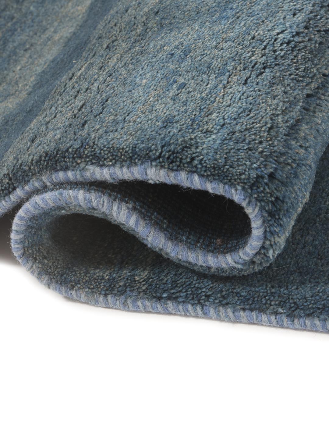 Handgeknoopt blauw wollen vloerkleed uit het Midden-Oosten met een zachte, dichte pool.