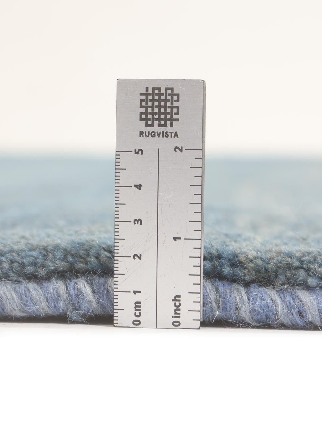 Handgeknoopt blauw wollen vloerkleed uit het Midden-Oosten met een zachte, dichte pool.