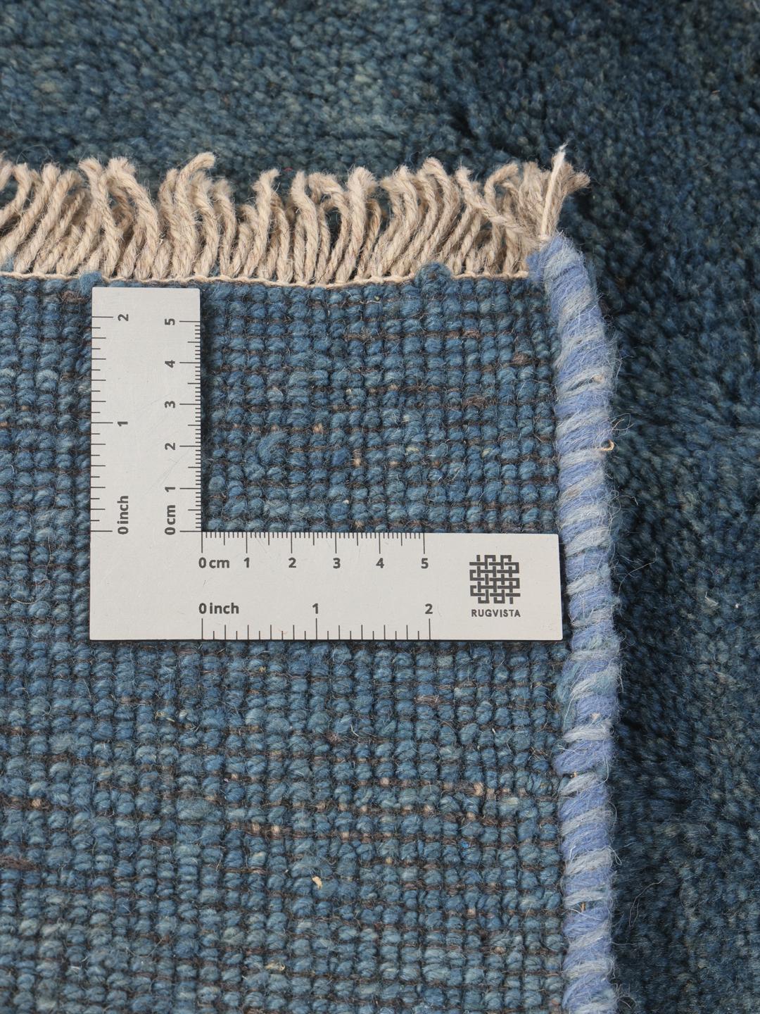 Handgeknoopt blauw wollen vloerkleed uit het Midden-Oosten met een zachte, dichte pool.