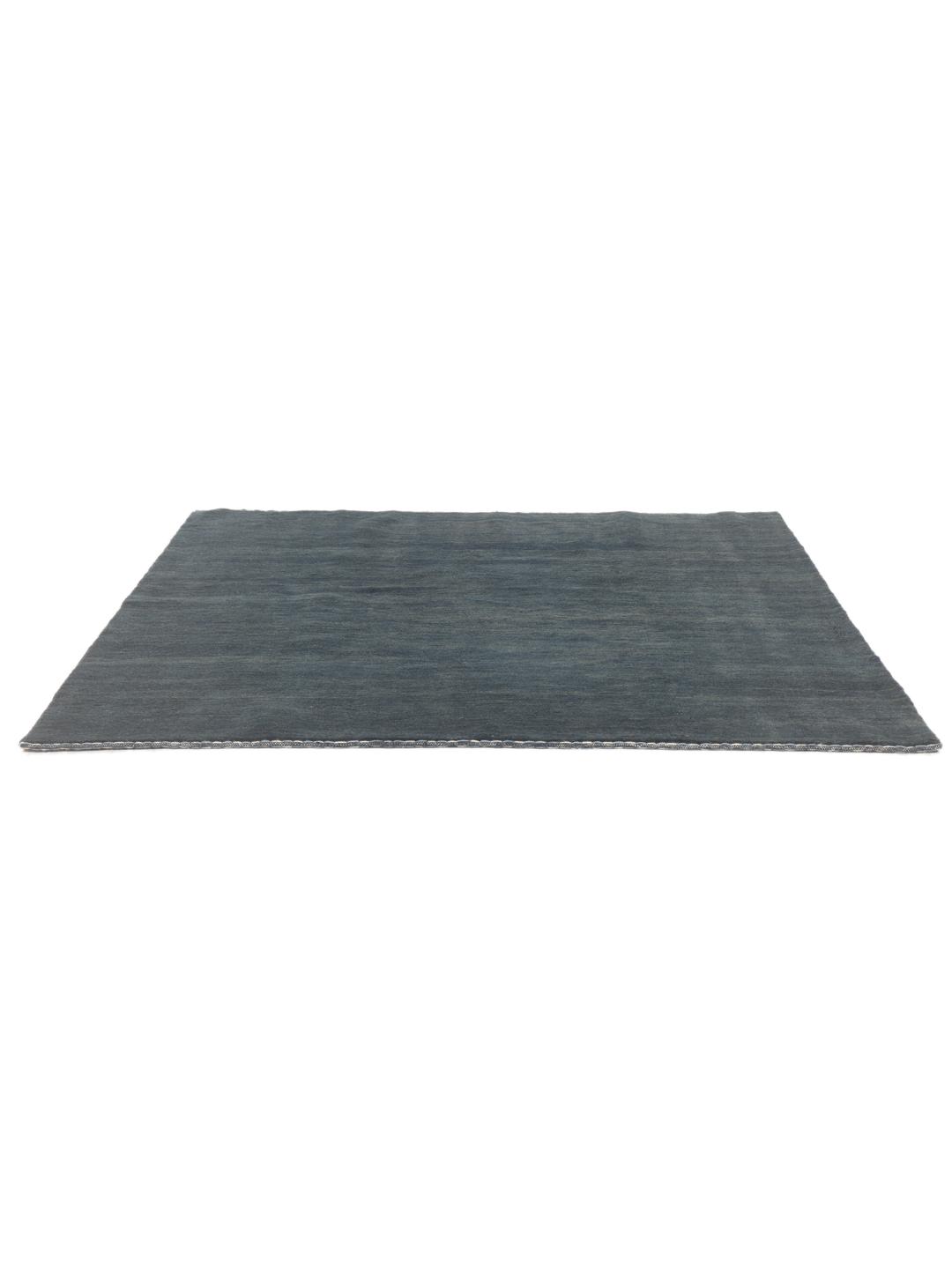 Een luxe handgeknoopt Gabbeh Fine-tapijt uit het Midden-Oosten in een diepe donkerblauwe tint.