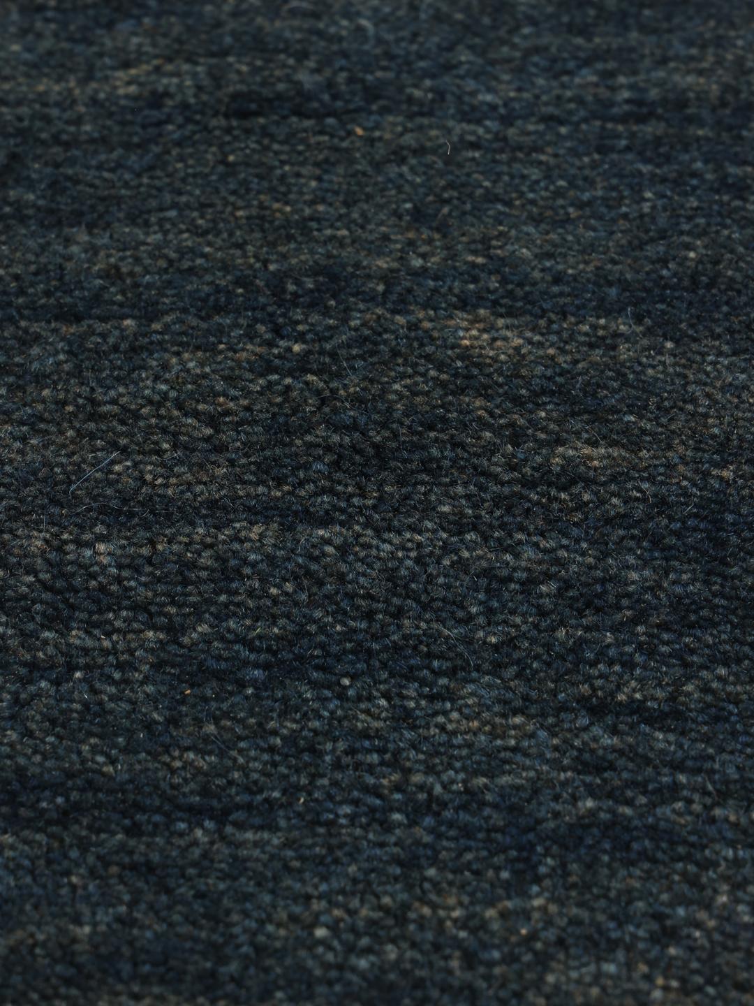 Een luxe handgeknoopt Gabbeh Fine-tapijt uit het Midden-Oosten in een diepe donkerblauwe tint.