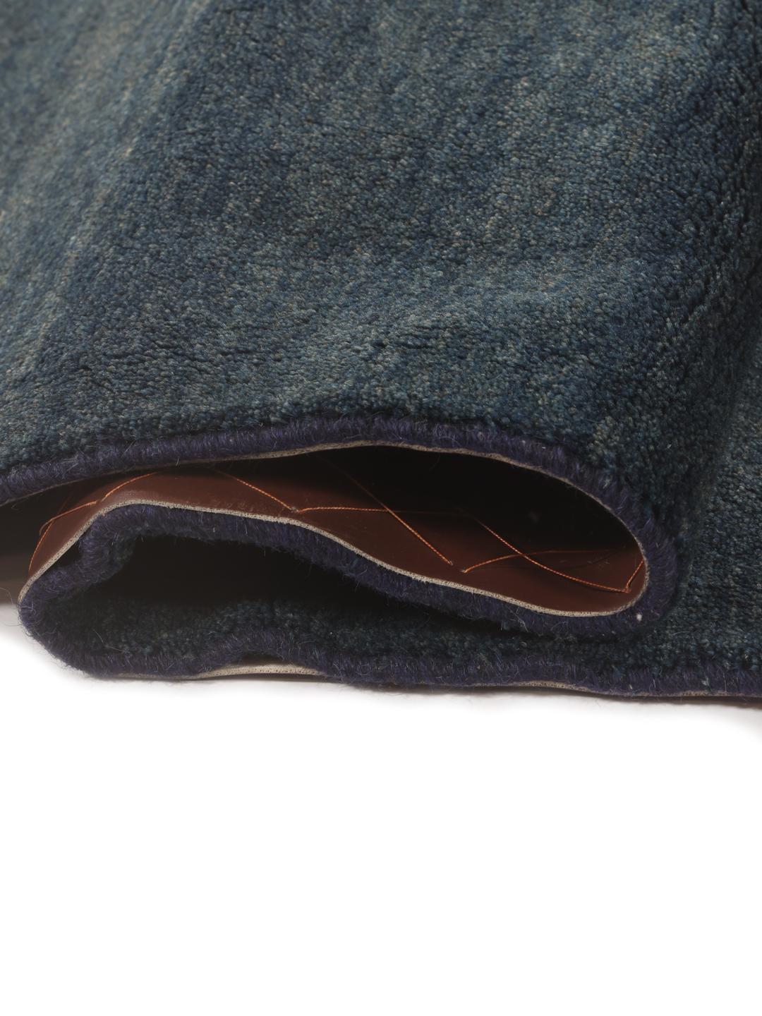 Een luxe handgeknoopt Gabbeh Fine-tapijt uit het Midden-Oosten in een diepe donkerblauwe tint.