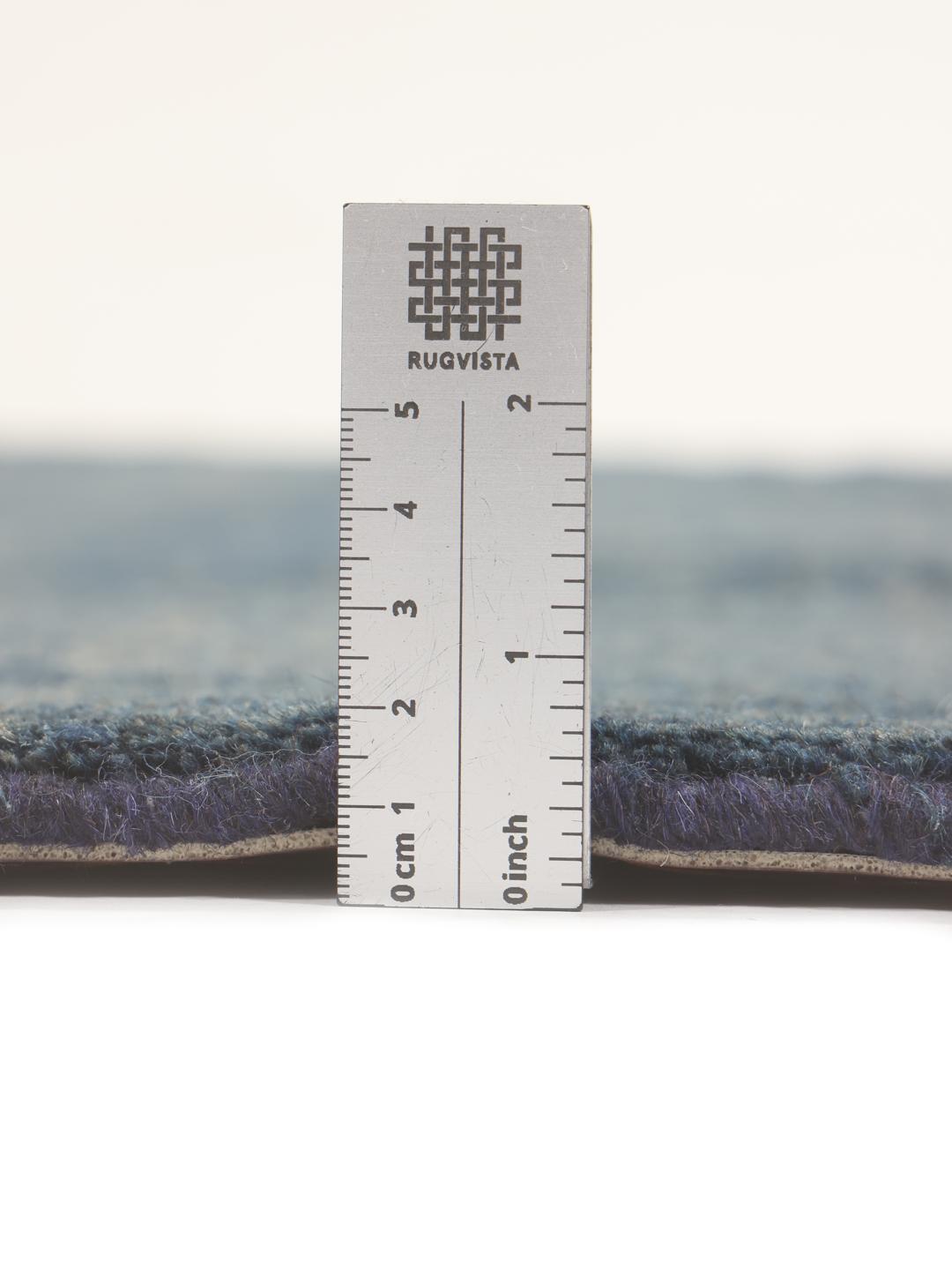 Een luxe handgeknoopt Gabbeh Fine-tapijt uit het Midden-Oosten in een diepe donkerblauwe tint.