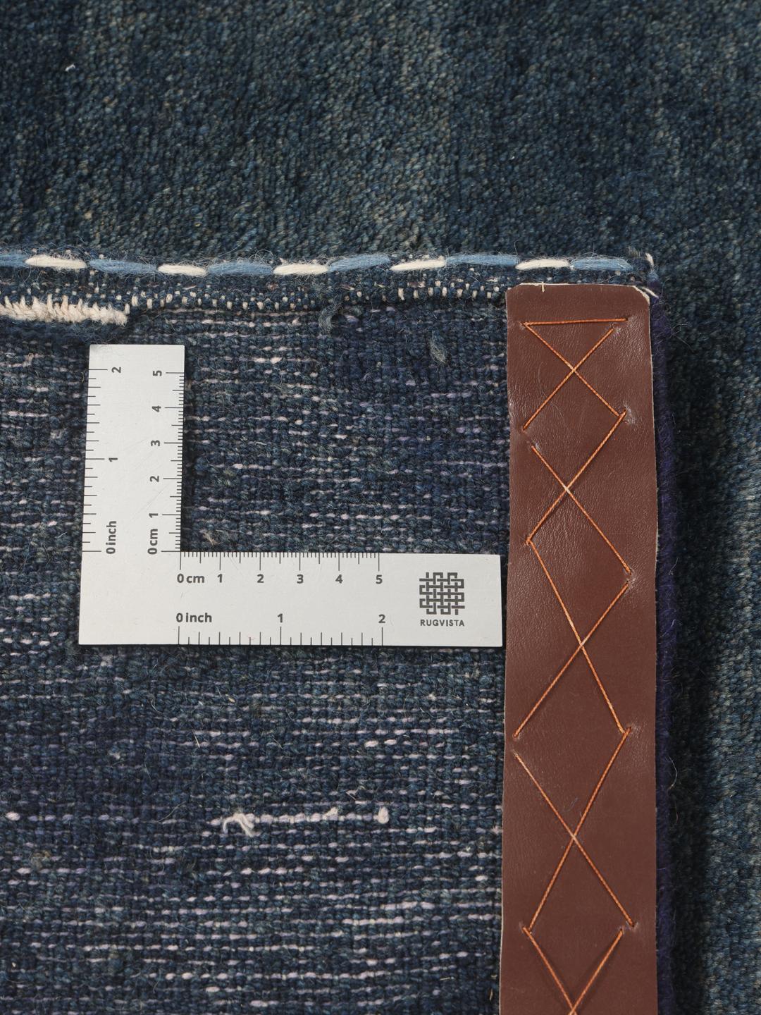 Een luxe handgeknoopt Gabbeh Fine-tapijt uit het Midden-Oosten in een diepe donkerblauwe tint.