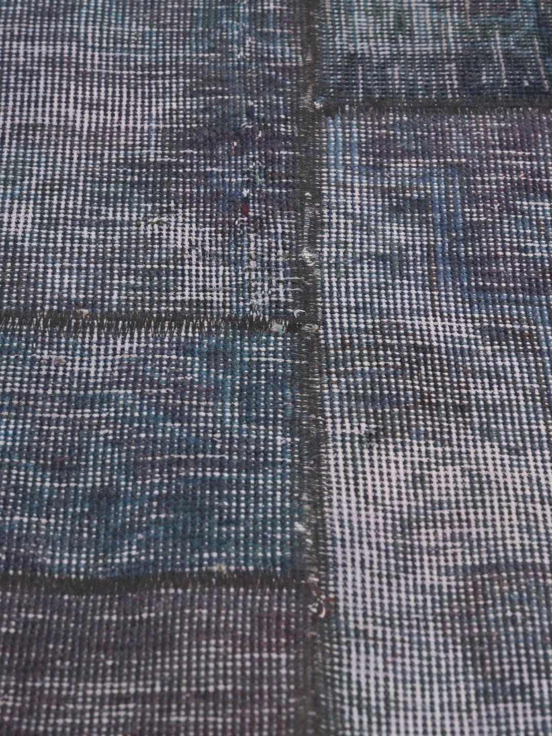 Et rektangulært patchwork-tæppe fra Mellemøsten i en dybblå farvepalette.