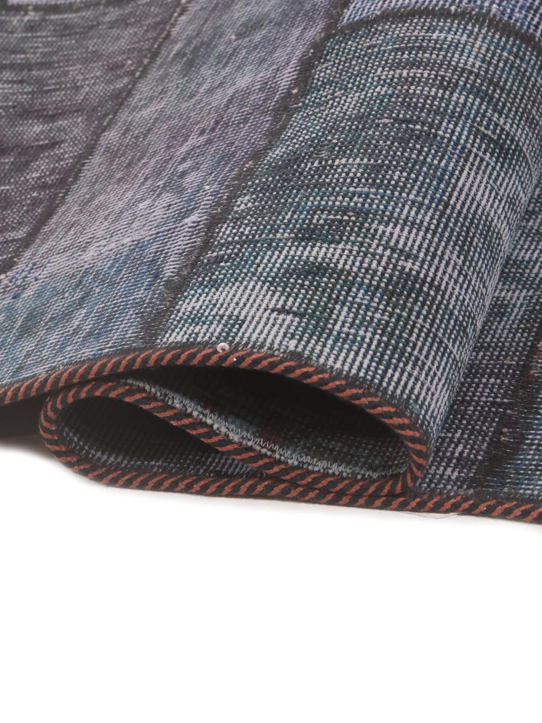 Et rektangulært patchwork-tæppe fra Mellemøsten i en dybblå farvepalette.