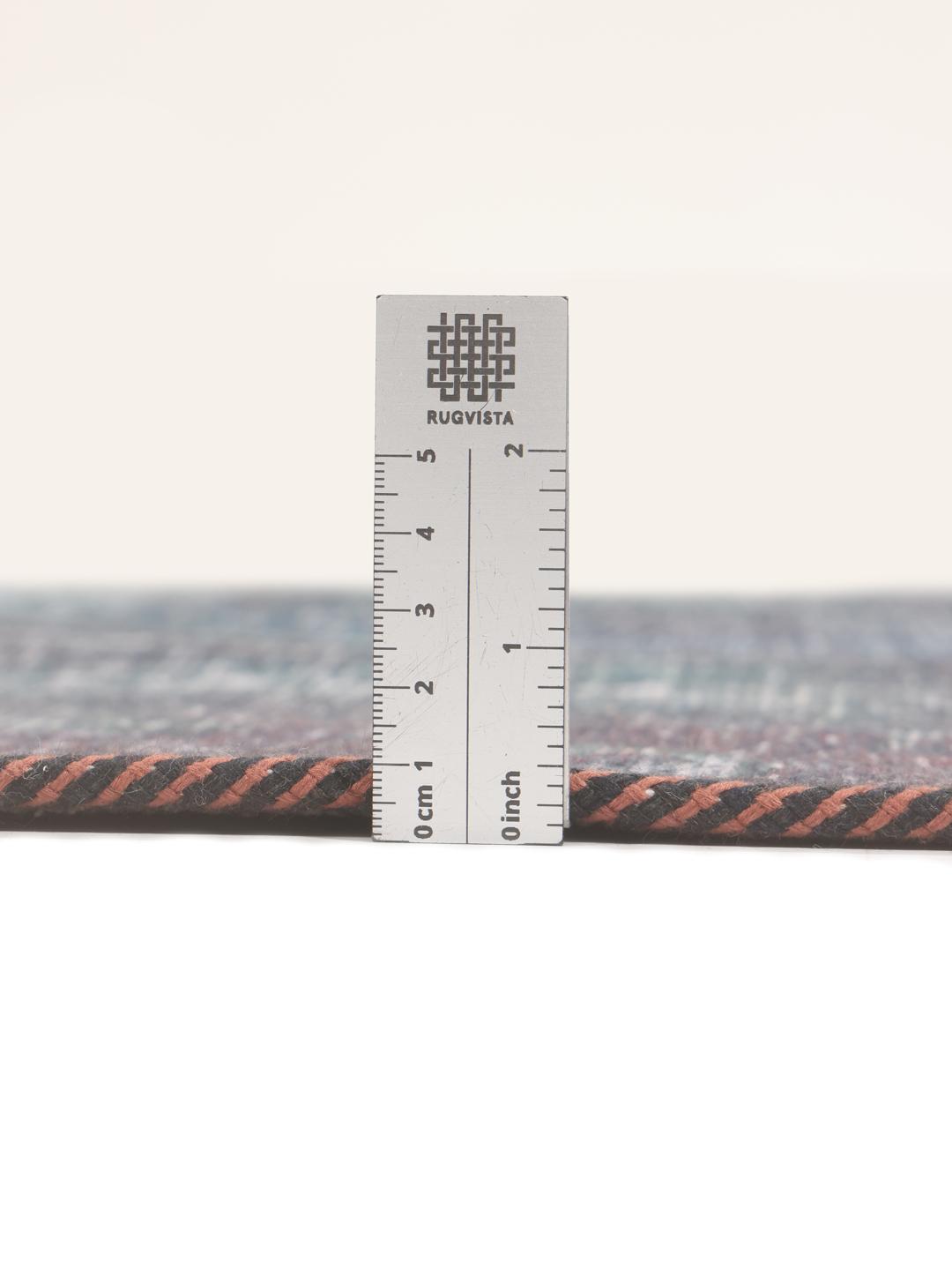 Et rektangulært patchwork-tæppe fra Mellemøsten i en dybblå farvepalette.