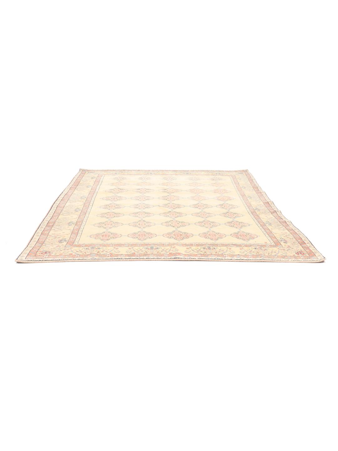 Een groot rechthoekig Gabbeh Kashkooli tapijt met een beige veld en bloemmotieven