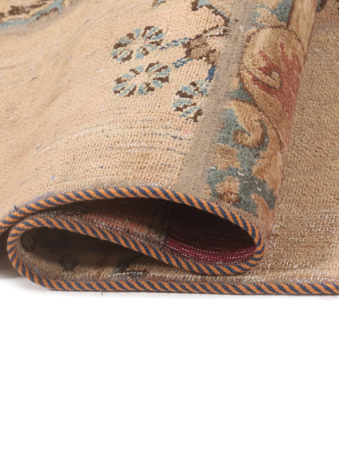 Et stort rektangulært patchwork-tæppe med komplekse mellemøstlige mønstre i mange farver.