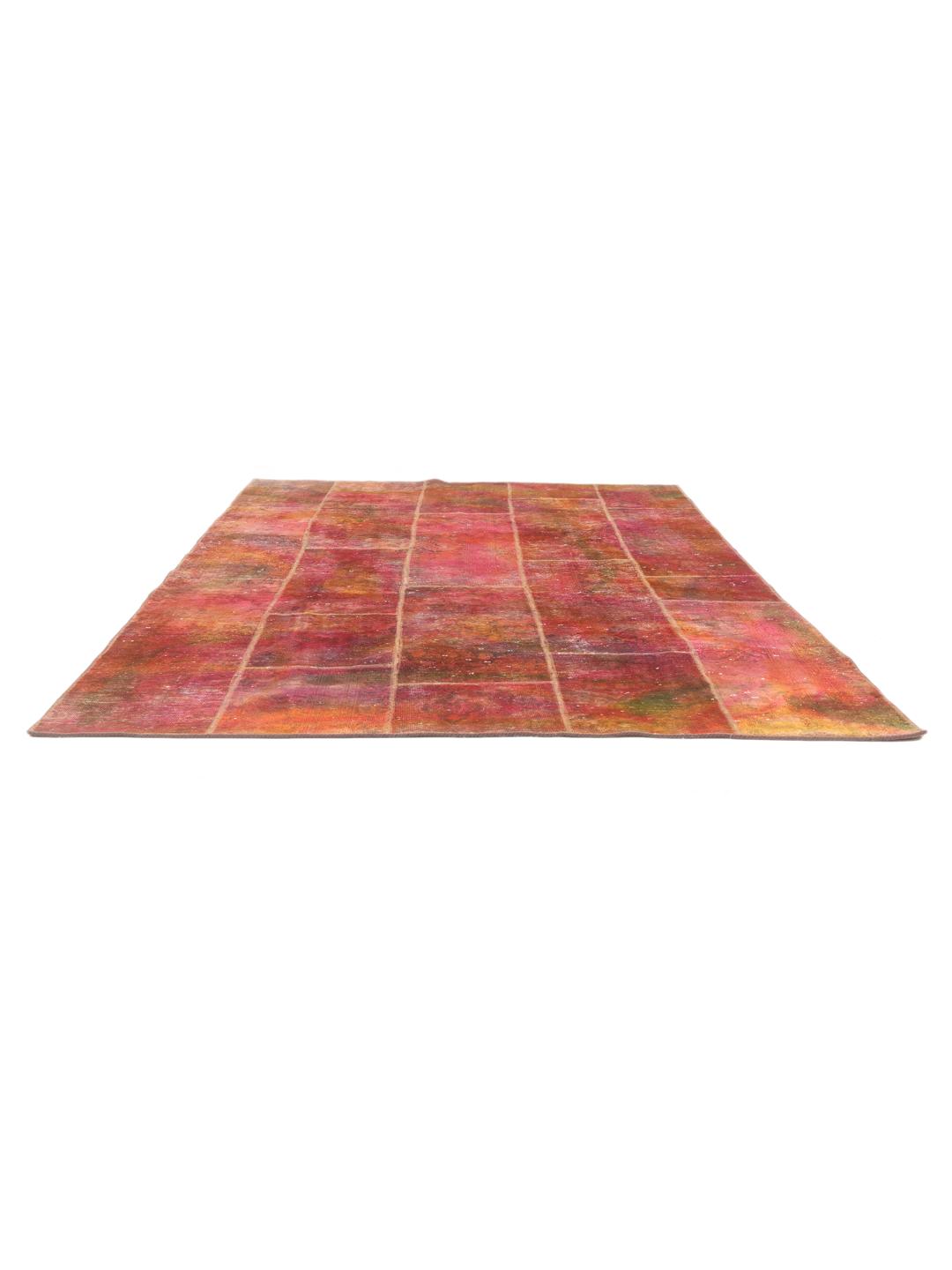Handgeknoopt patchwork tapijt uit het Midden-Oosten in levendige rode en donkerrode tinten.