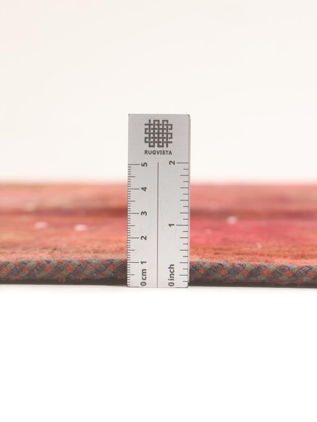 Handgeknoopt patchwork tapijt uit het Midden-Oosten in levendige rode en donkerrode tinten.