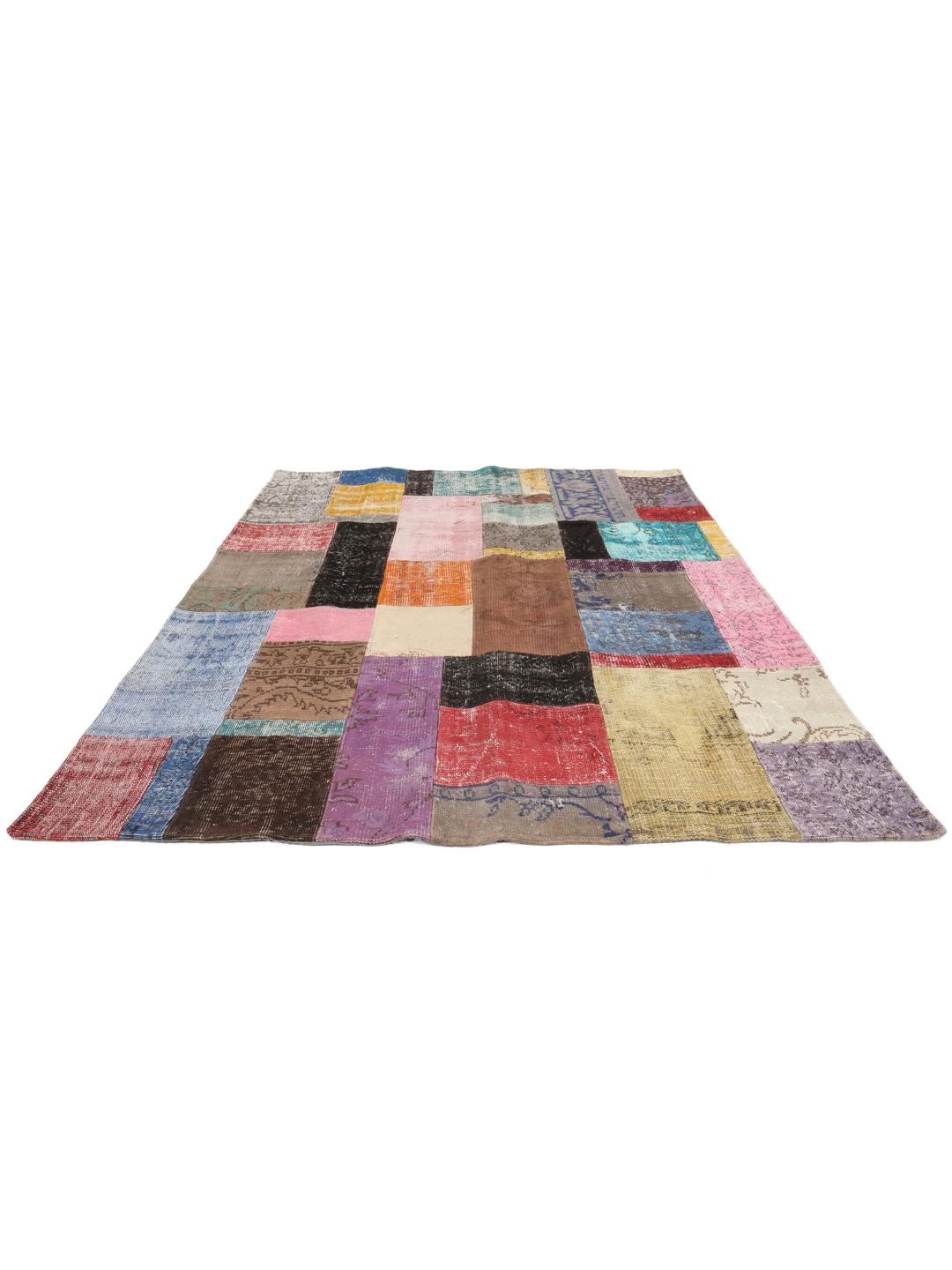 Een levendig handgemaakt Turks patchwork vloerkleed met een veelkleurig ontwerp.