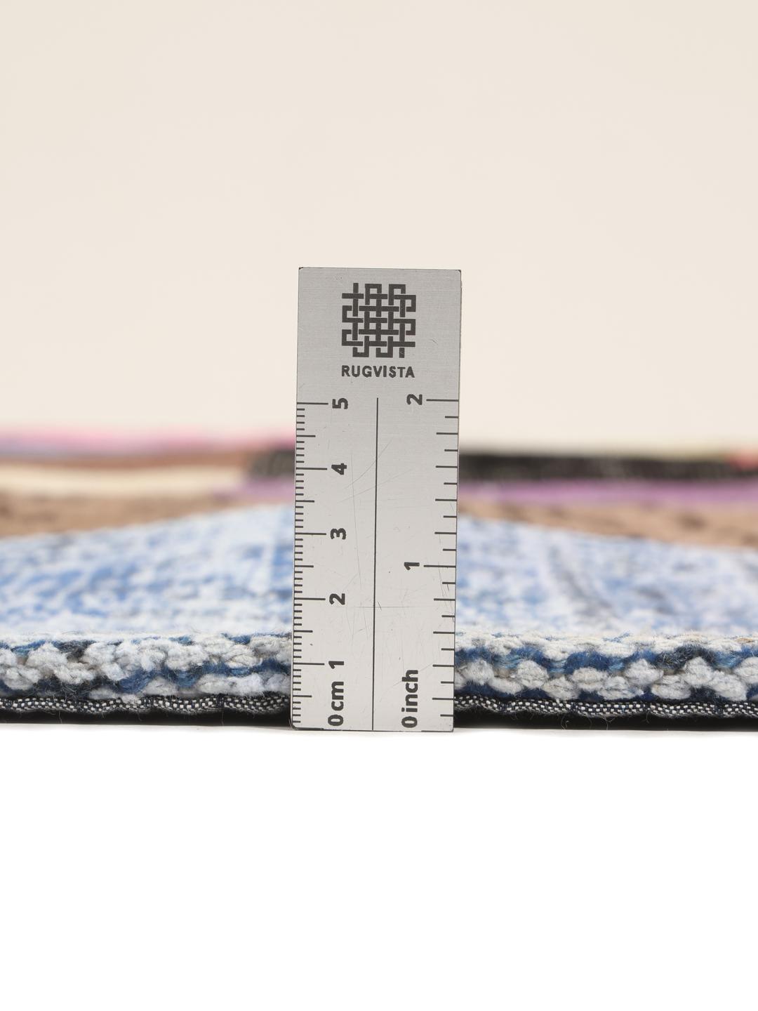 Een levendig handgemaakt Turks patchwork vloerkleed met een veelkleurig ontwerp.