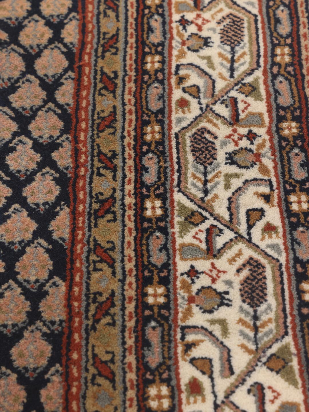 Tapis Mir Indo noué à la main en provenance d'Inde avec un fond beige et des motifs floraux traditionnels.