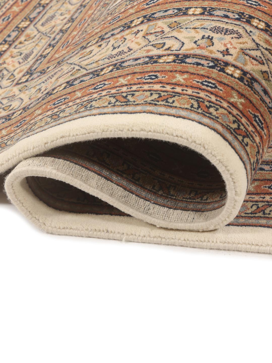 Tapis Mir Indo noué à la main en provenance d'Inde avec un fond beige et des motifs floraux traditionnels.