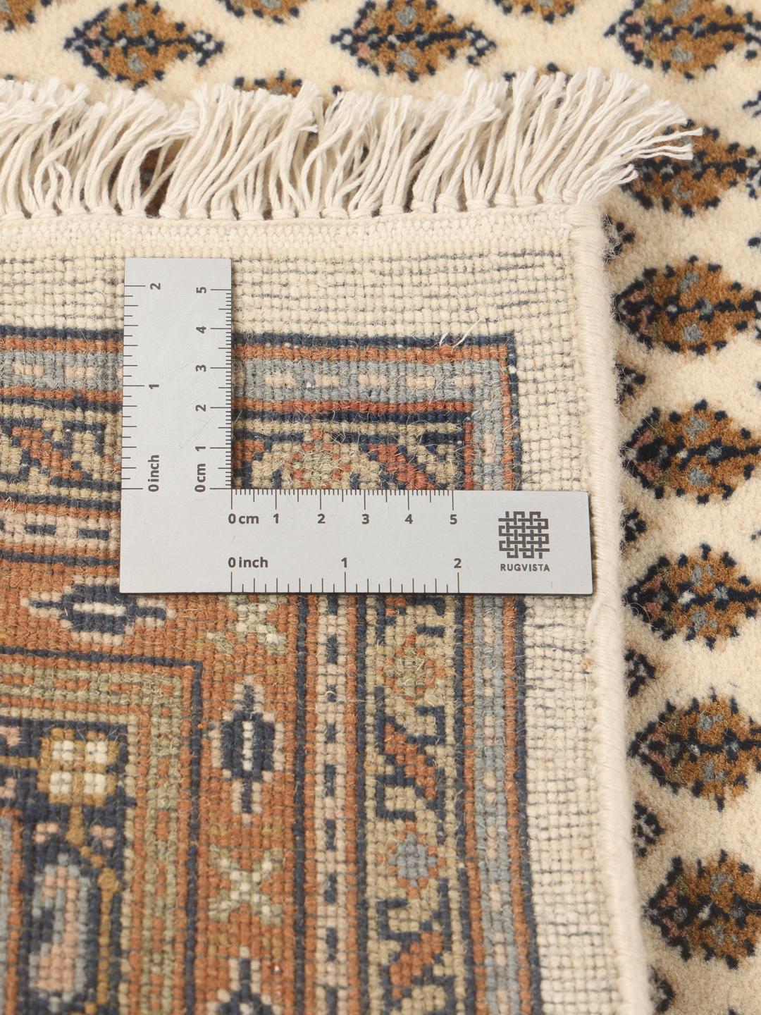 Tapis Mir Indo noué à la main en provenance d'Inde avec un fond beige et des motifs floraux traditionnels.