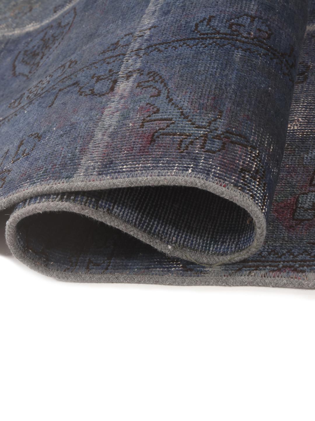 Et rektangulært patchwork-tæppe fra Mellemøsten med en dyb blå farvepalet.