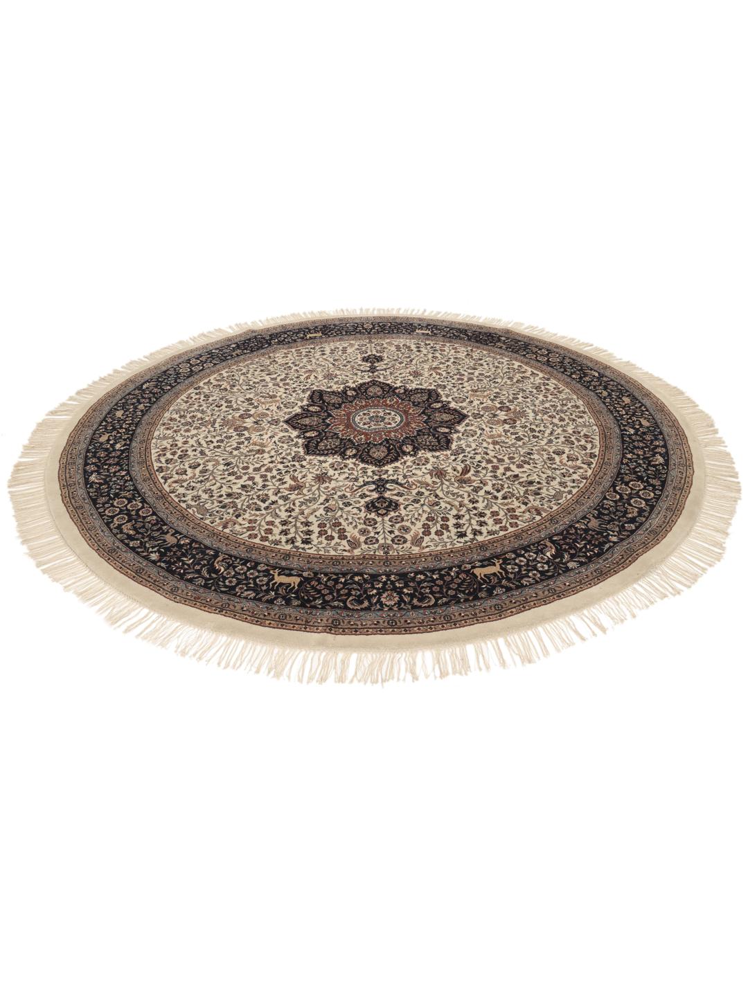 Un tapis rond Sarough American beige et bleu foncé avec des motifs floraux et un médaillon central, originaire d'Inde.
