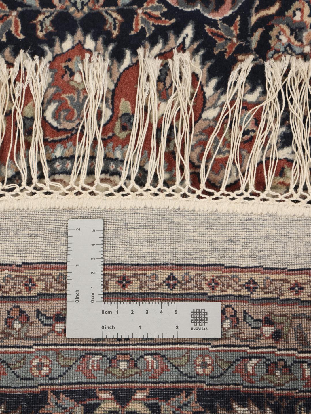 Un tapis rond Sarough American beige et bleu foncé avec des motifs floraux et un médaillon central, originaire d'Inde.