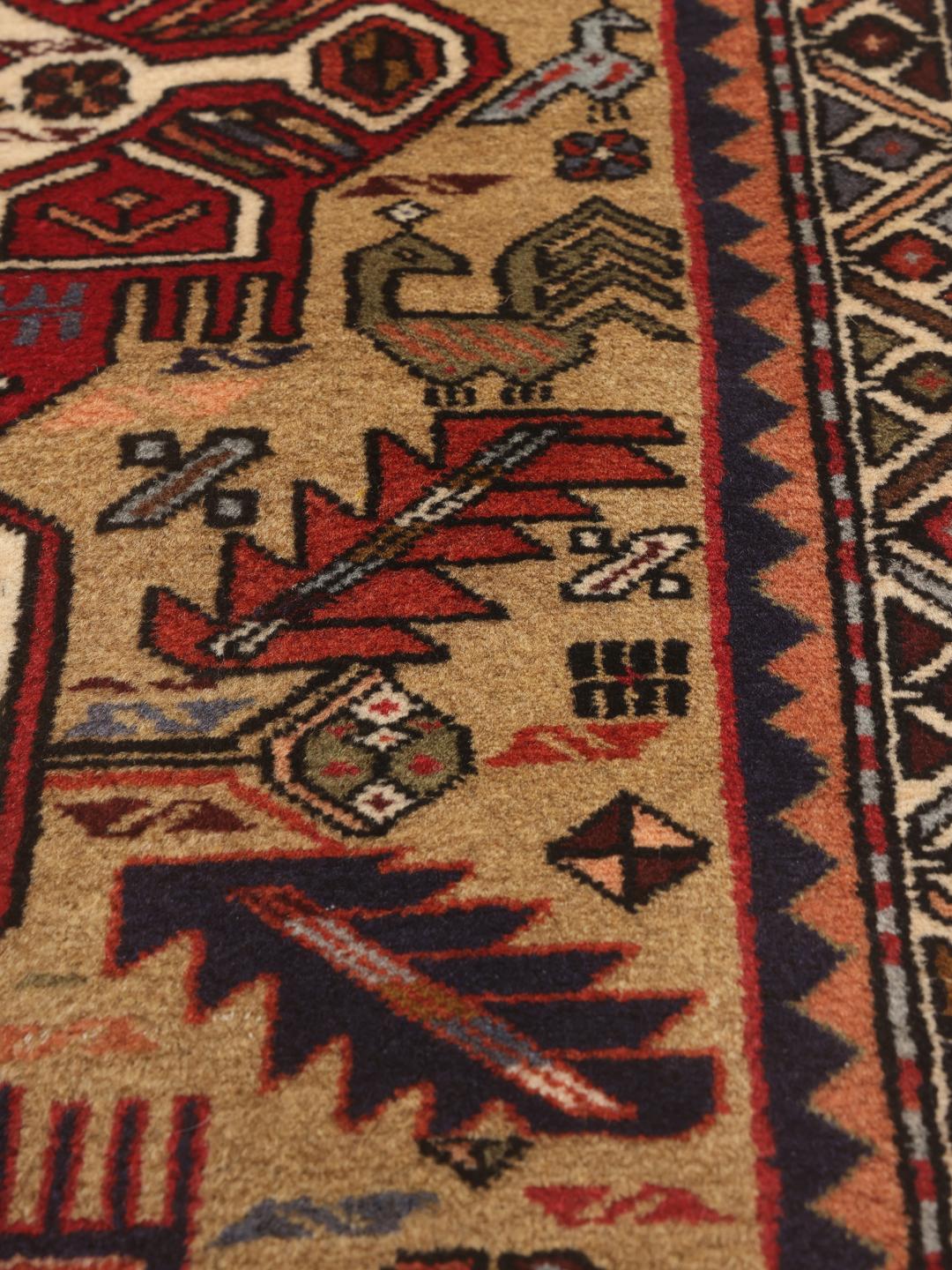 Een handgeknoopte Ardebil-loper uit het Midden-Oosten met een veelkleurig geometrisch ontwerp.