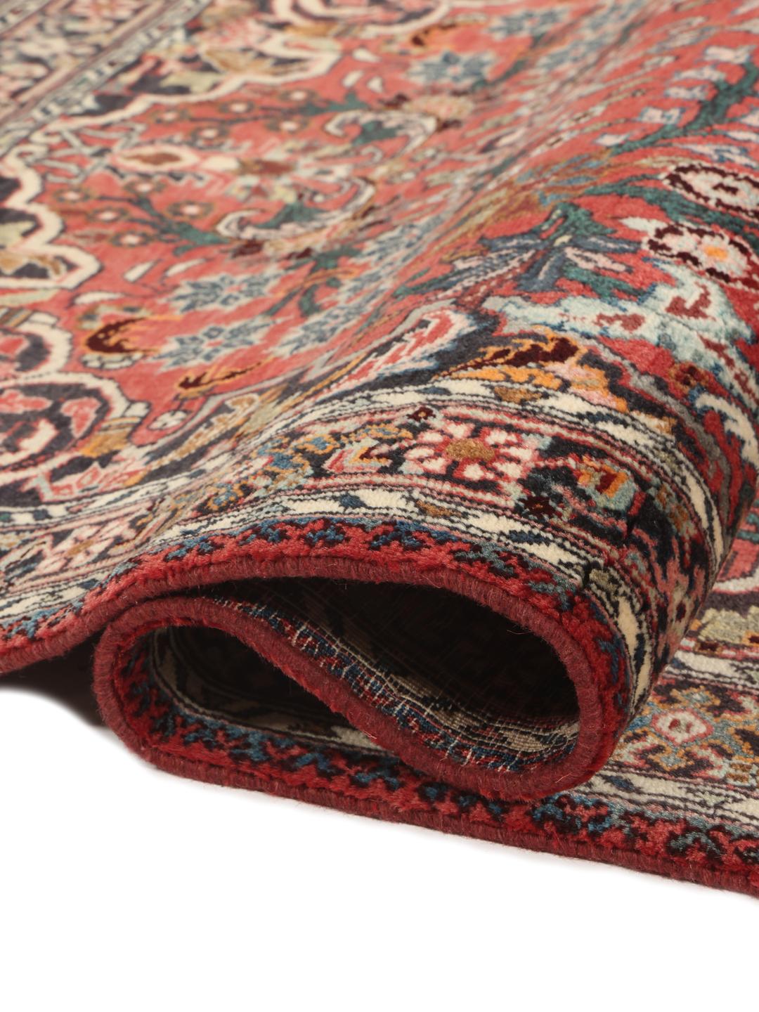 Et håndknyttet mellemøstligt Bidjar-tæppe i dybe røde nuancer