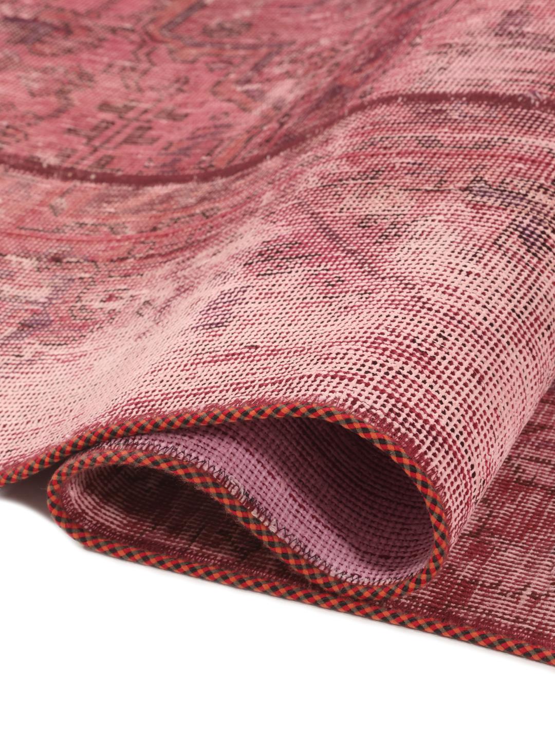 Et unikt patchworktæppe fra Mellemøsten i levende røde toner