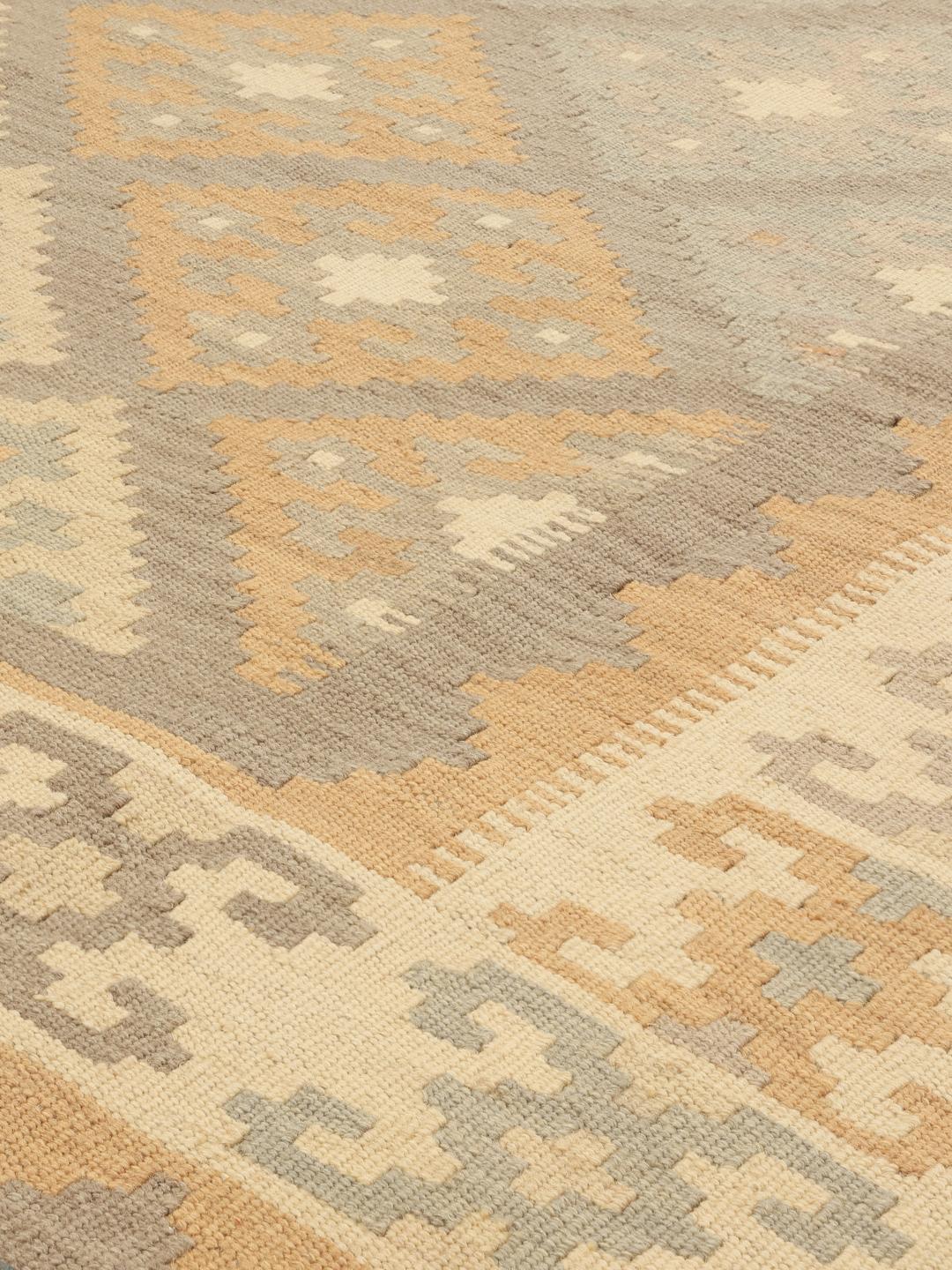 Tapis Kelim Ghashghai tissé à la main originaire du Moyen-Orient dans des tons beige et marron
