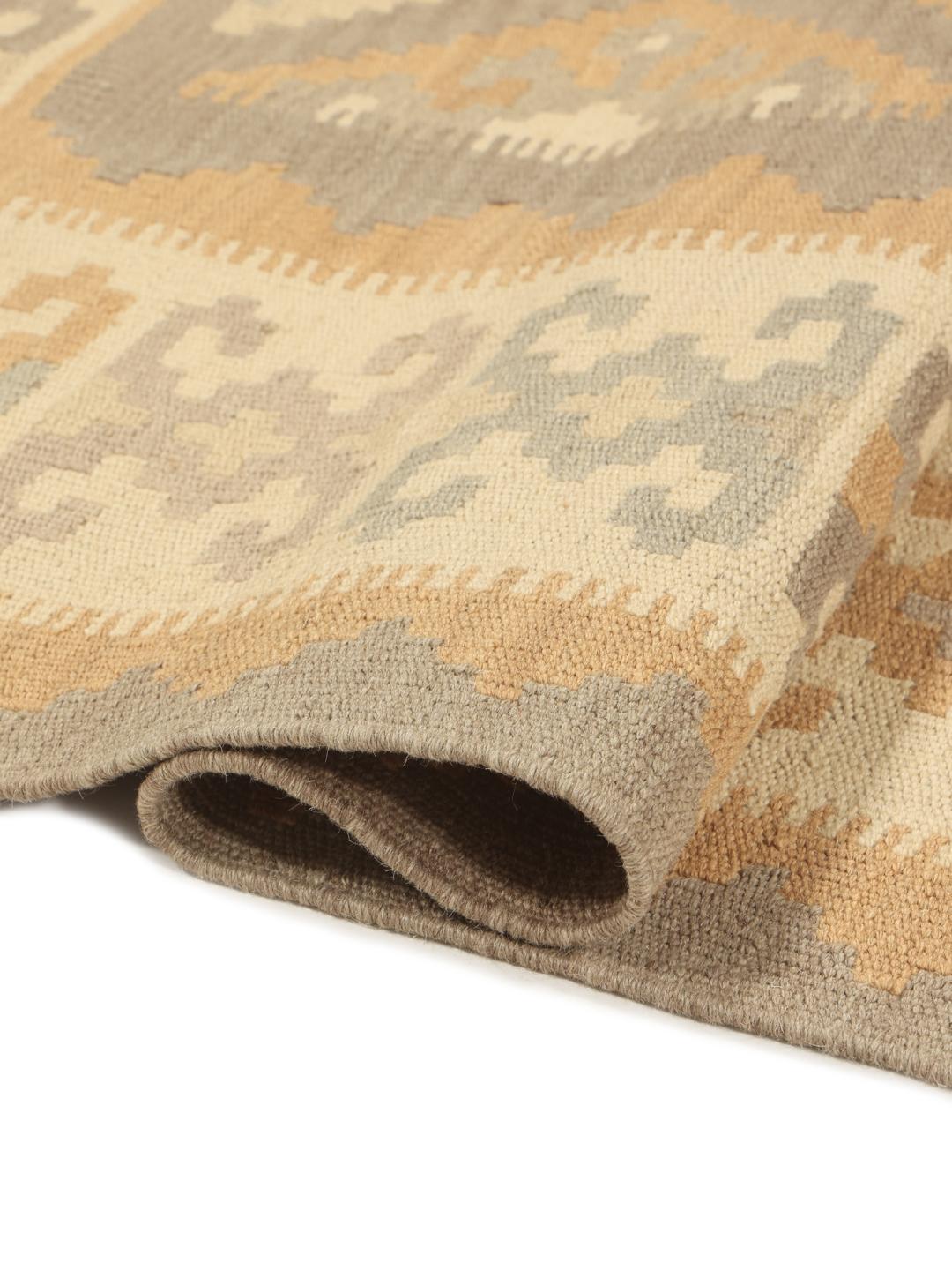Tapis Kelim Ghashghai tissé à la main originaire du Moyen-Orient dans des tons beige et marron