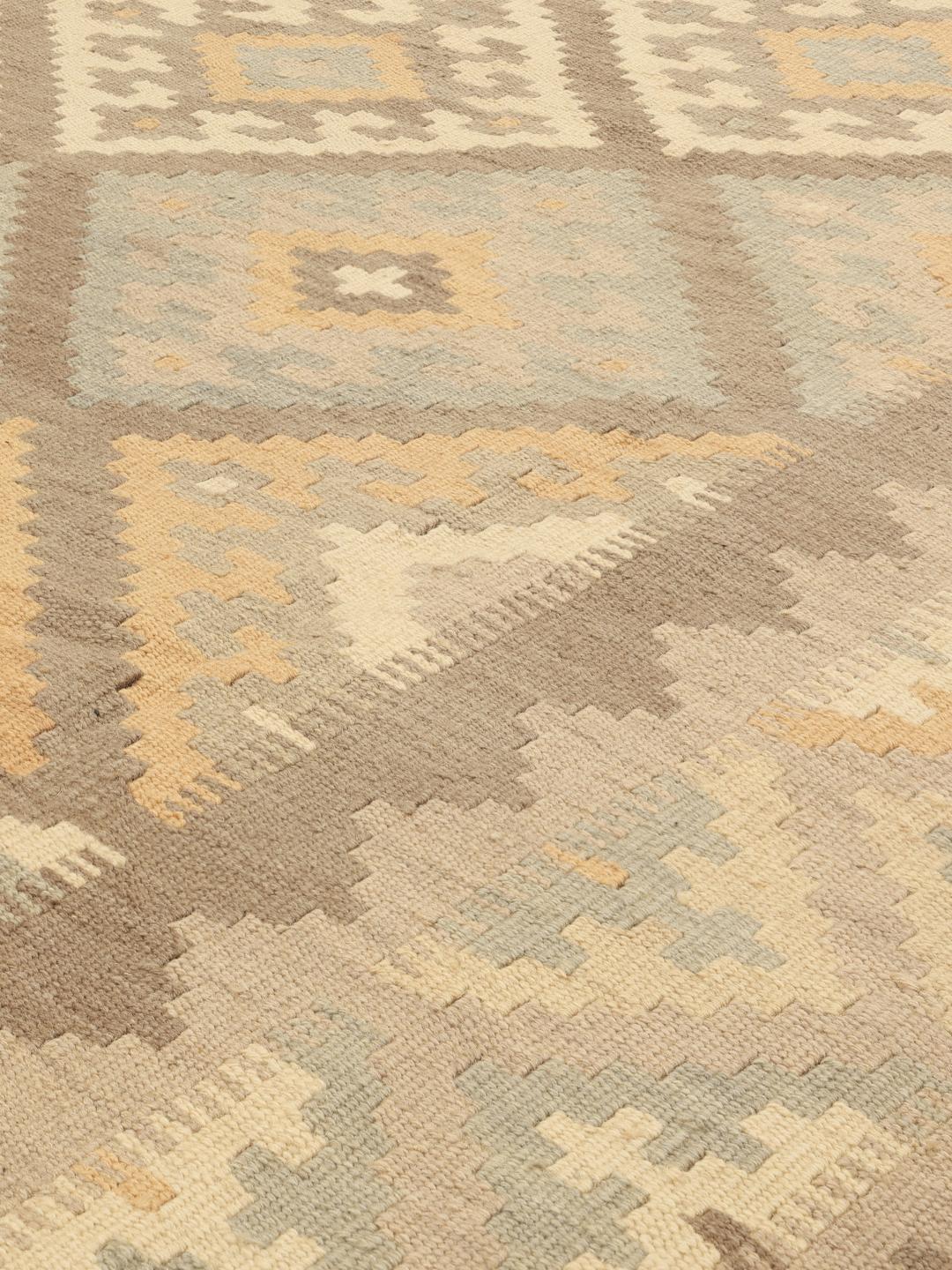 Håndvævet Ghashghai-kelimtæppe med geometriske mønstre i beige og bløde blå toner