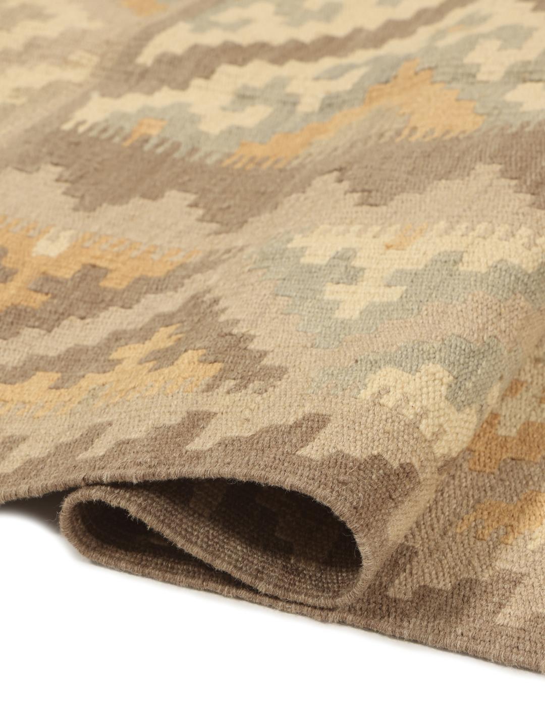 Håndvævet Ghashghai-kelimtæppe med geometriske mønstre i beige og bløde blå toner