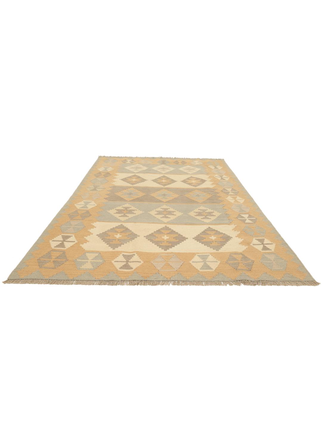 Un tappeto Kelim Ghashghai tessuto a mano con motivi geometrici in tenui tonalità terrose multicolori.