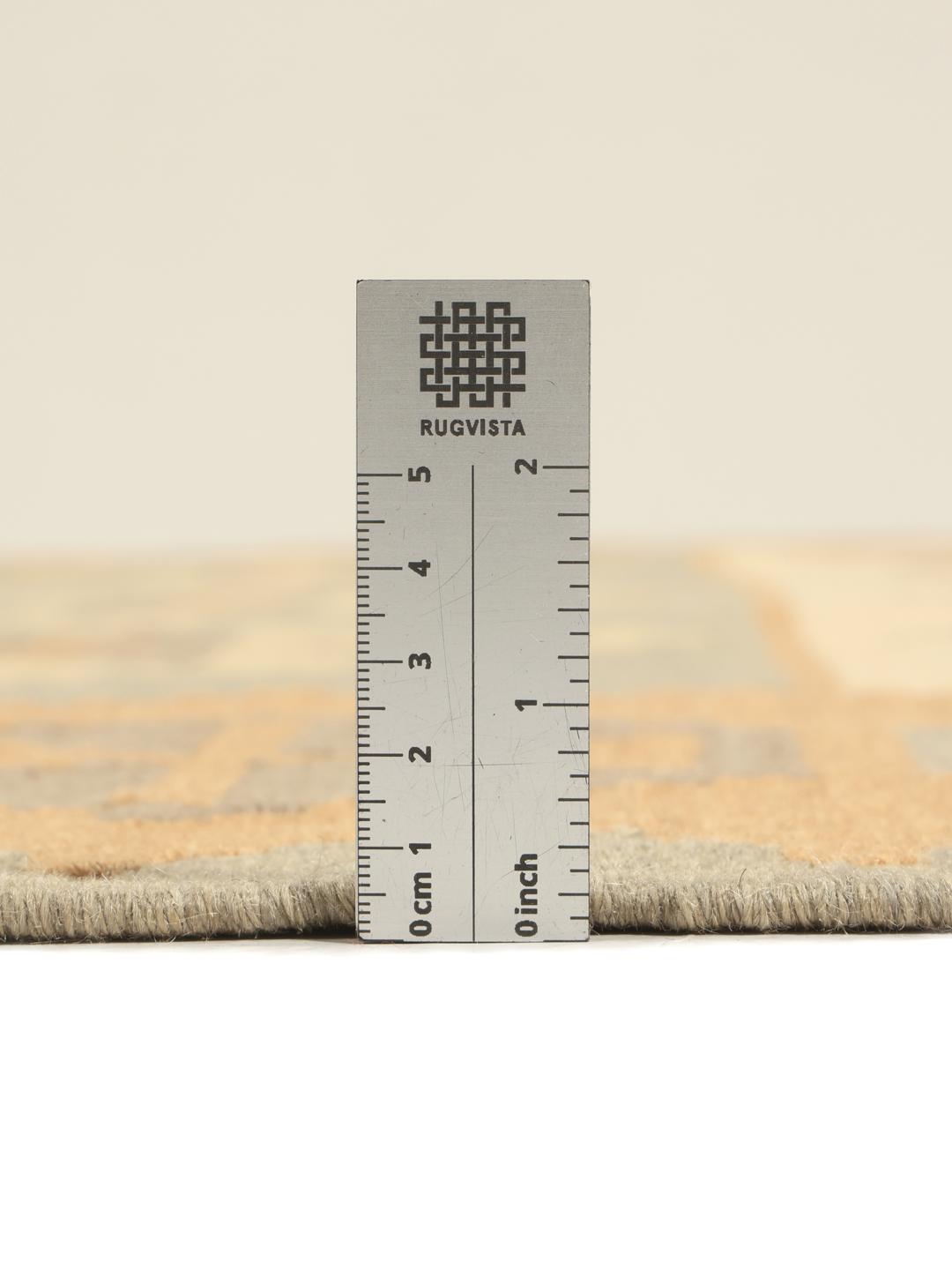 Un tappeto Kelim Ghashghai tessuto a mano con motivi geometrici in tenui tonalità terrose multicolori.