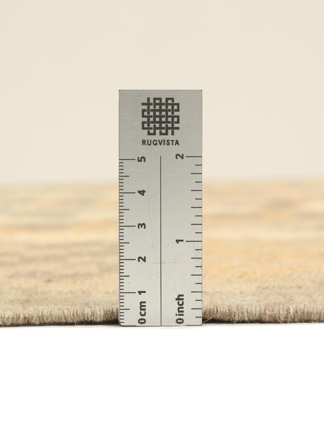 Et rektangulært håndvævet Kelim-tæppe fra Mellemøsten med et beige og flerfarvet geometrisk mønster.
