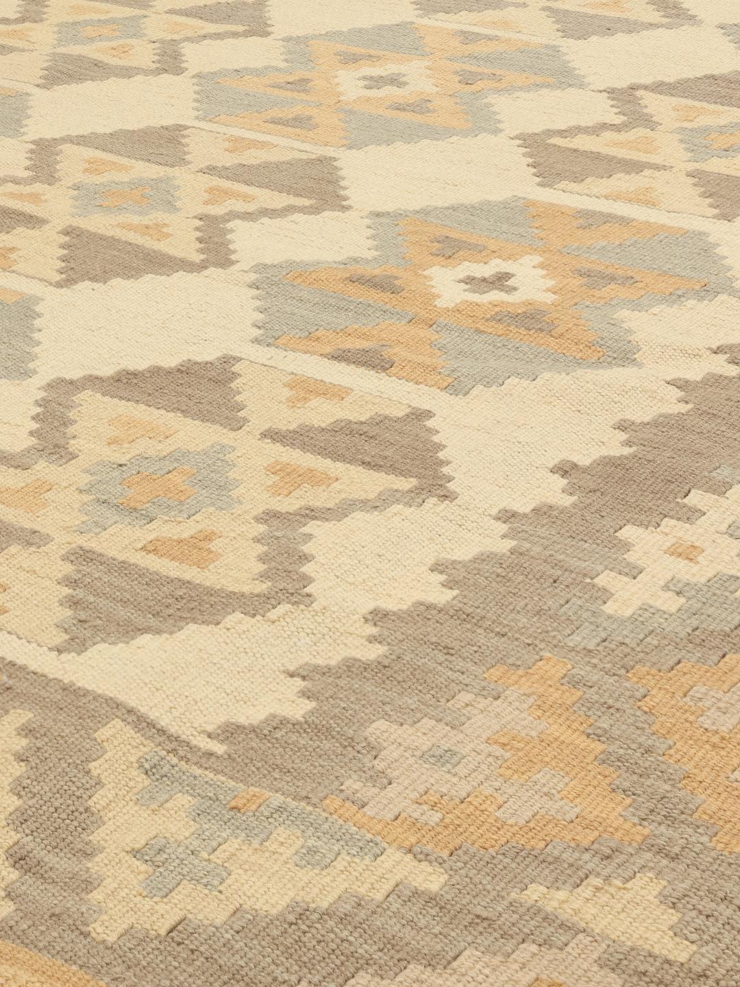 Tapis Kelim Ghashghai tissé à la main provenant du Moyen-Orient dans des tons beiges et terreux.