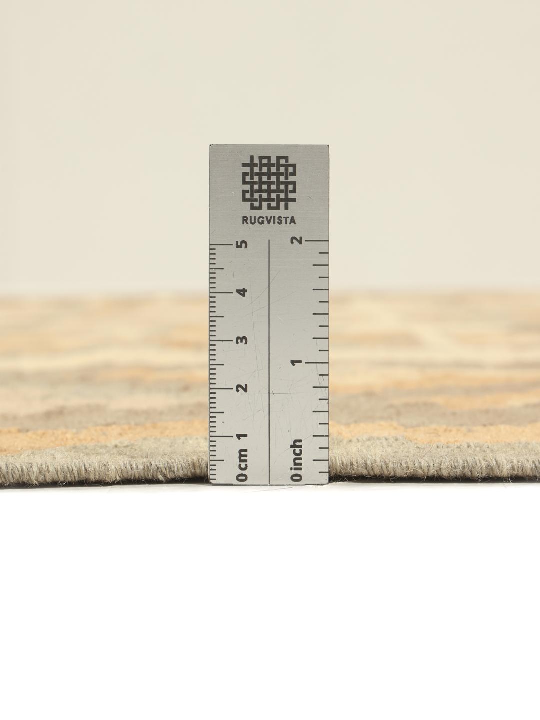 Tapis Kelim Ghashghai tissé à la main provenant du Moyen-Orient dans des tons beiges et terreux.