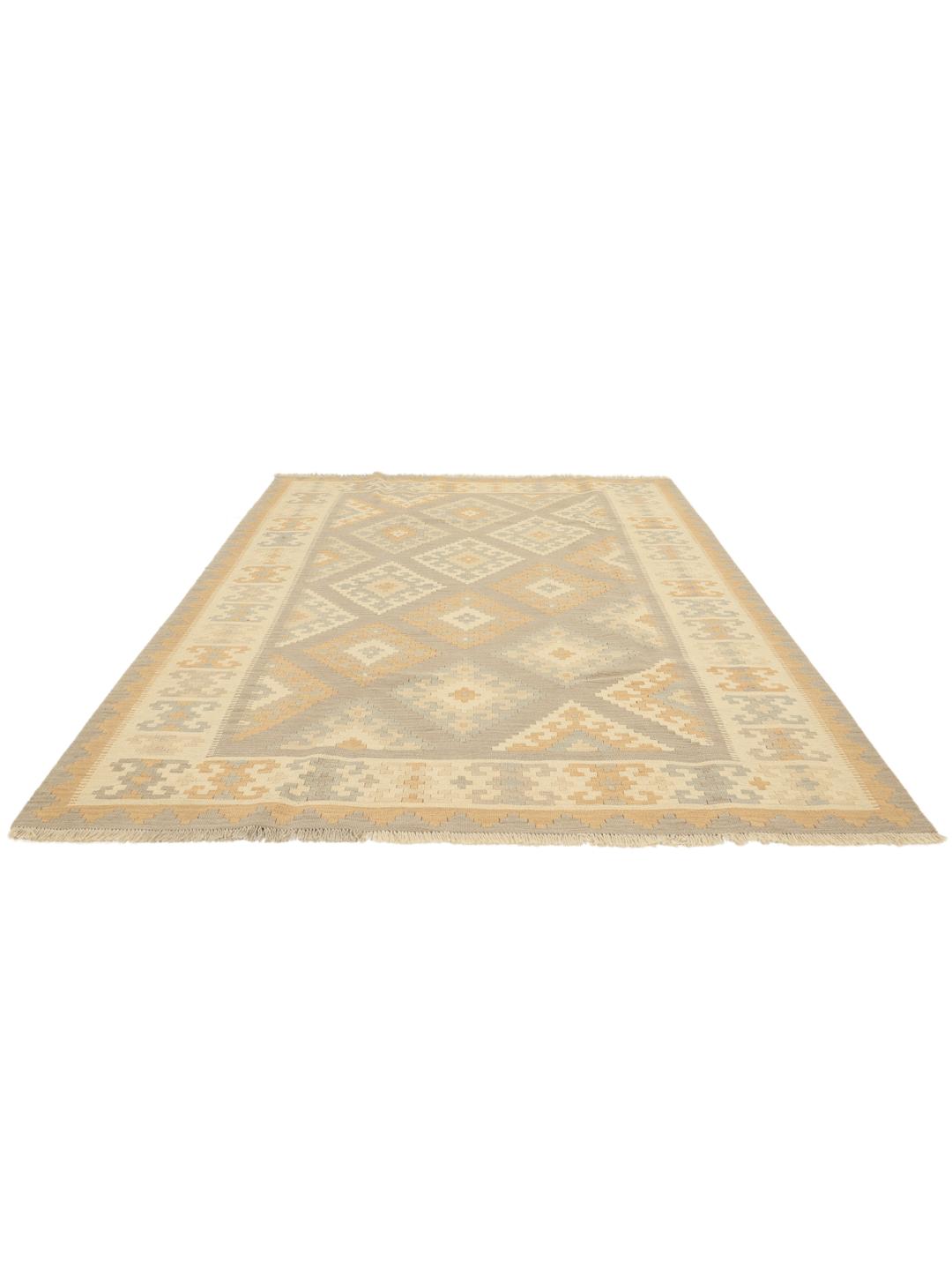 Un tappeto rettangolare Kilim Ghashghai tessuto a mano proveniente dal Medio Oriente con un motivo geometrico a rombi nei toni del beige e del grigio.