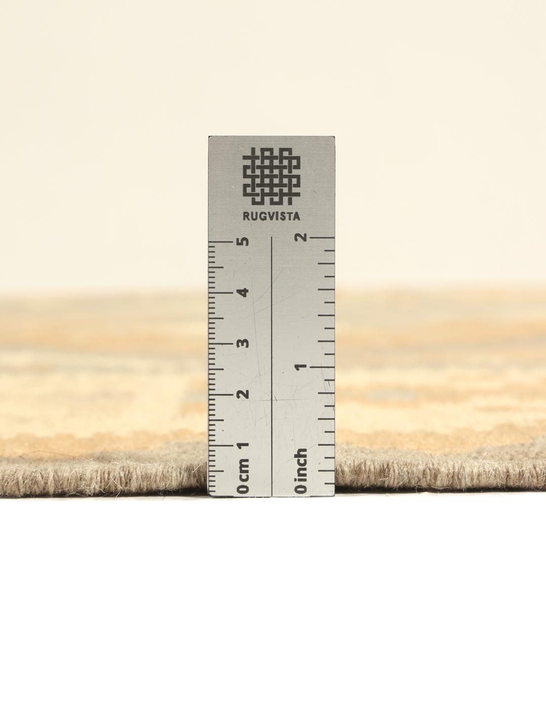 Un tappeto rettangolare Kilim Ghashghai tessuto a mano proveniente dal Medio Oriente con un motivo geometrico a rombi nei toni del beige e del grigio.