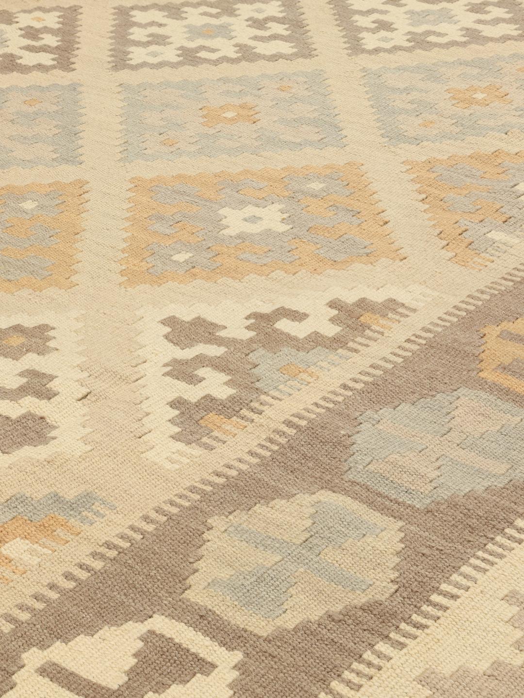 Tapis kilim Ghashghai tissé à la main avec des motifs géométriques beiges et marron provenant du Moyen-Orient