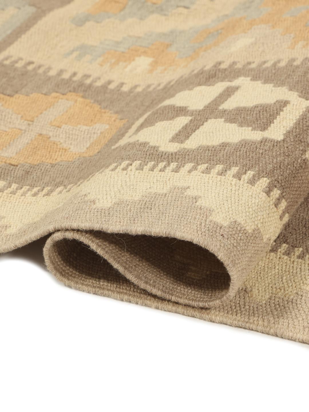 Tapis kilim Ghashghai tissé à la main avec des motifs géométriques beiges et marron provenant du Moyen-Orient