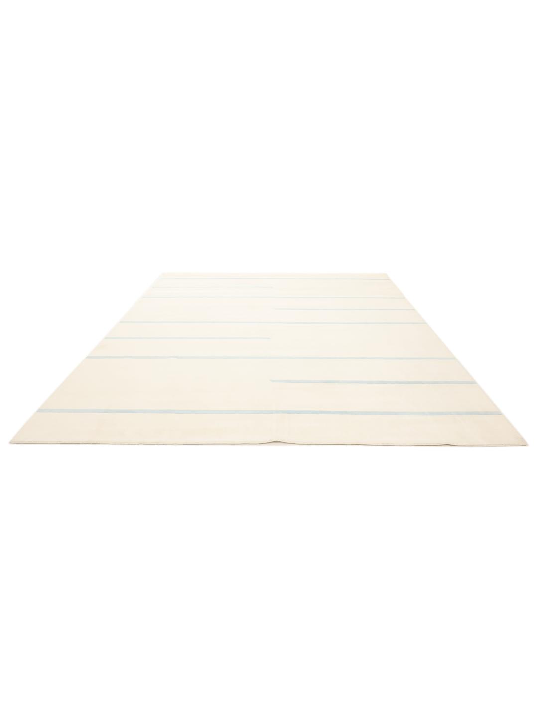 Een groot rechthoekig handgeweven tapijt uit India met een minimalistisch gestreept patroon in beige en blauw.