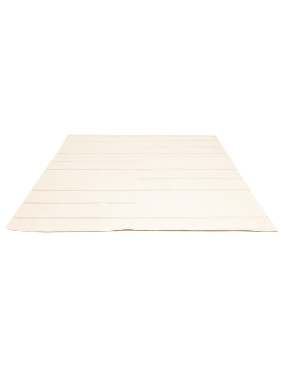 Et moderne, håndvævet tæppe fra Indien i en blød beige farve med minimalistiske stribede mønstre.