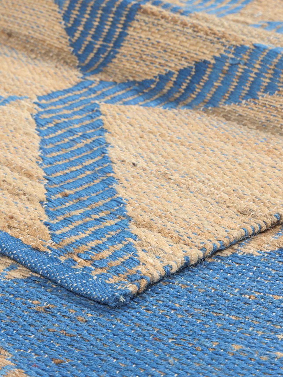 Beige og blå løber med geometrisk mønster