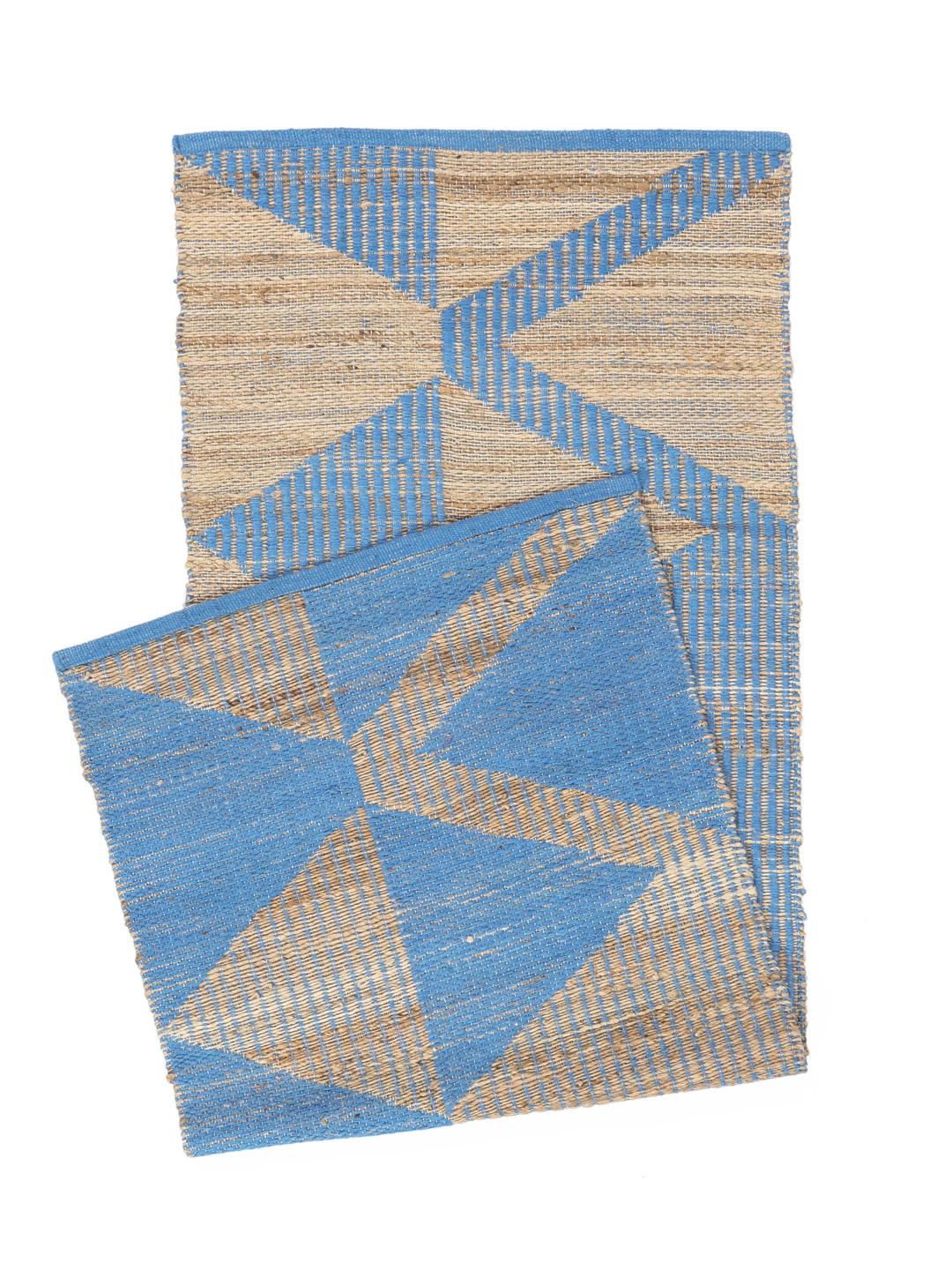 Beige og blå løber med geometrisk mønster