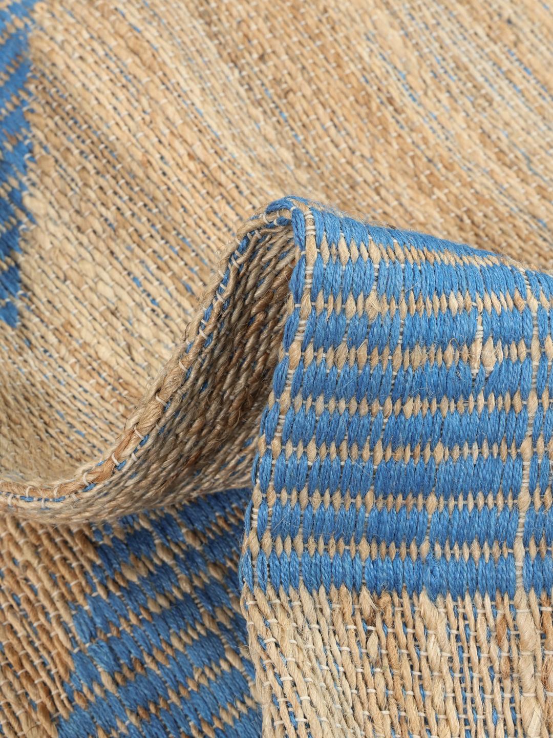 Beige og blå løber med geometrisk mønster